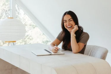 Conjuntos versátiles para trabajar desde casa que brindan comodidad y estilo