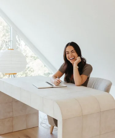 Conjuntos versátiles para trabajar desde casa que brindan comodidad y estilo