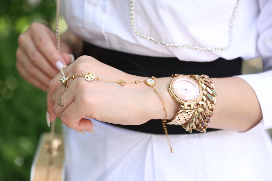 Cómo combinar accesorios dorados y plateados en otoño