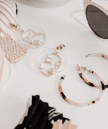 Cómo combinar accesorios dorados y plateados en otoño