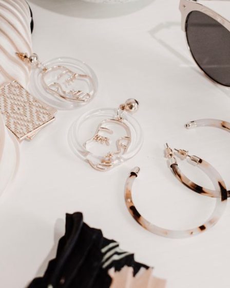 Cómo combinar accesorios dorados y plateados en otoño