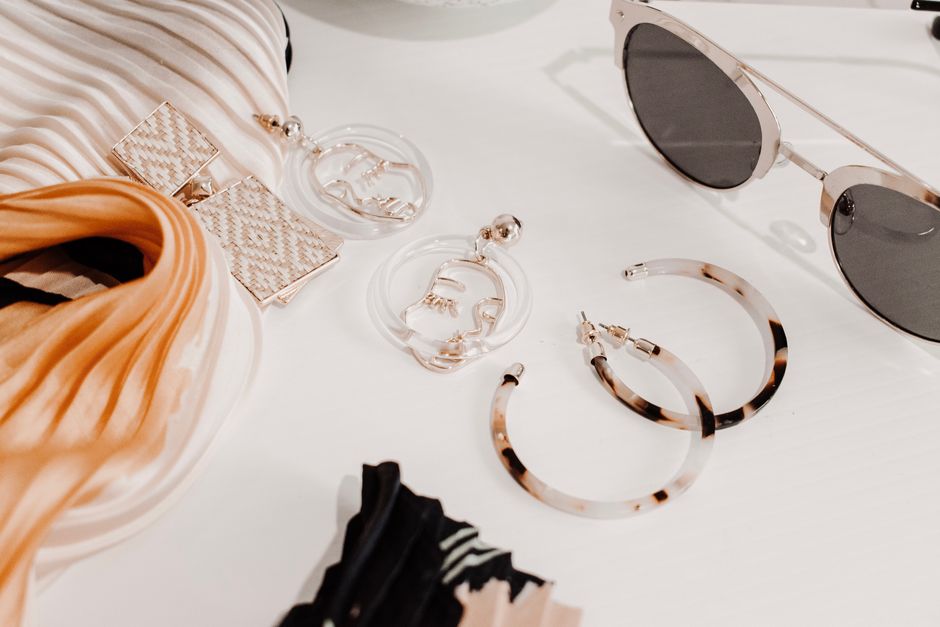Cómo combinar accesorios dorados y plateados en otoño