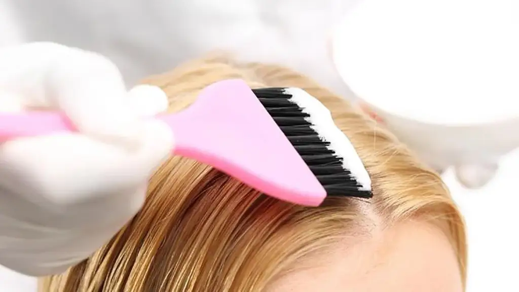 Cómo evitar la irritación al teñir el cabello y cuidar el cuero cabelludo