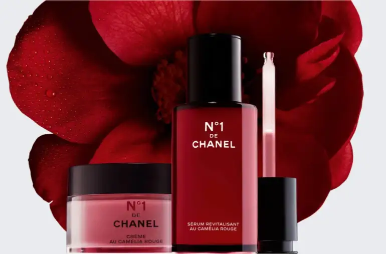 El poder de la camelia roja en la nueva línea de Chanel Beauty
