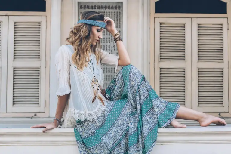 Blusas Boho con Jeans y Faldas Claves de Estilo para 2024