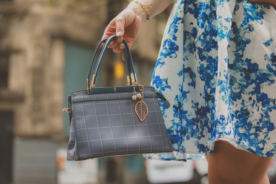Tendencias de bolsos compactos 2026: formas que sí funcionan
