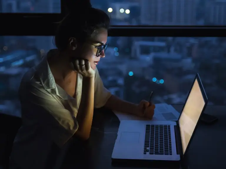 Cómo proteger tu piel de la luz azul de tus dispositivos