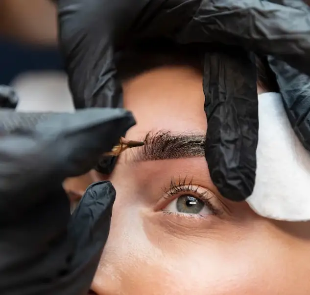 Cómo la micropigmentación transforma tus cejas de manera duradera